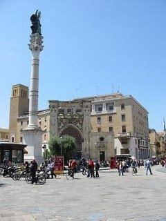 Gli studenti No 133, oggi lezione in Piazza S. Oronzo a Lecce