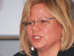 "Perrone pensi al Comune e non alla Regione". La Capone...