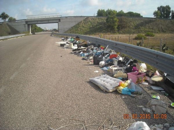 rifiuti strade statali