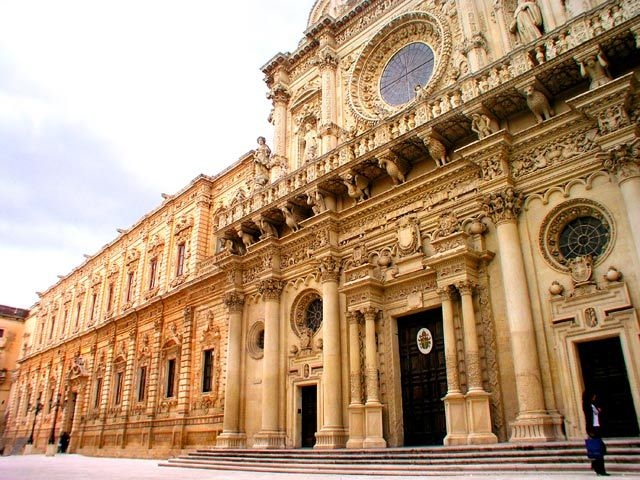 Basilica di Santa Croce. Capone replica a Perrone: usare i fondi...