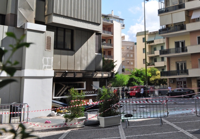 Lecce, incendio in via Imbriani provoca danni enormi, morta una...