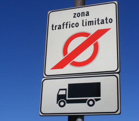 Reato di falsità per gli automobilisti che falsificano il pass per...
