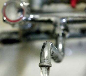 Lecce, l'Asi non paga la bolletta a rischio l'acqua alle imprese