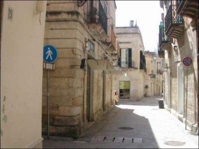 Lecce, il centro storico preso d'assalto da auto e scooter in orari...