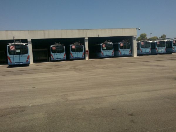 Gli autobus del filobus di Lecce fermi in sosta, in attesa...