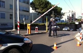 Incidente su Viale Leopardi: una sbarra cade su un motociclista