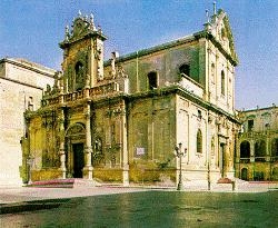 Lecce, una bomba contro il Duomo