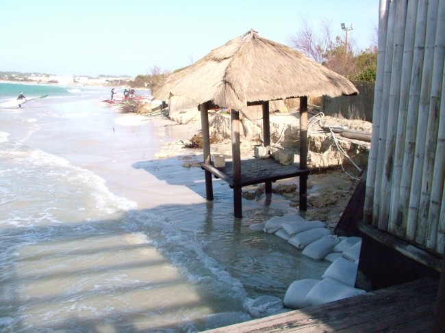 Le bianche spiagge di Porto Cesareo battute dal mare in burrasca,...