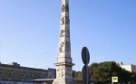 Luci artistiche sull'obelisco di Lecce