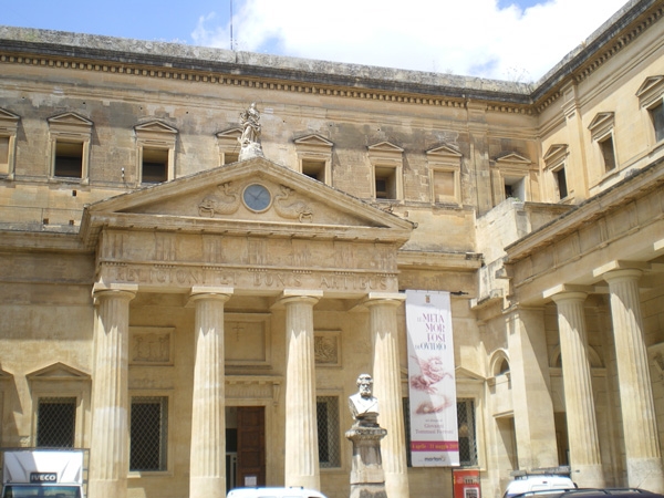 Piazzetta Carducci a Lecce, no alla cancello fisso, meglio aprire...
