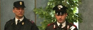 Lecce, ragazzo balla su un'auto, amico lo riprende col telefonino:...