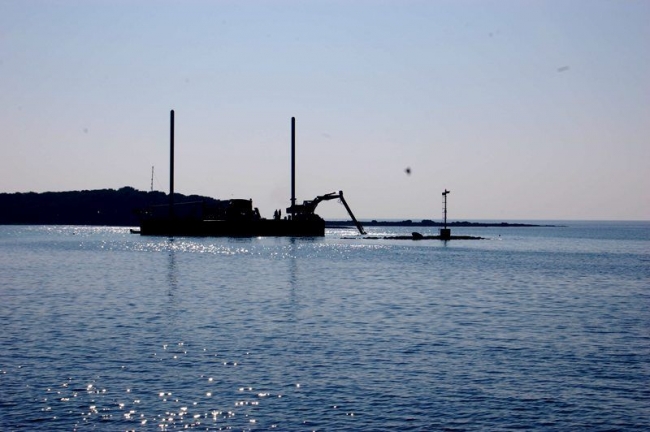Porto Cesareo, le chiatte escavatrici mettono in sicurezza marina la...
