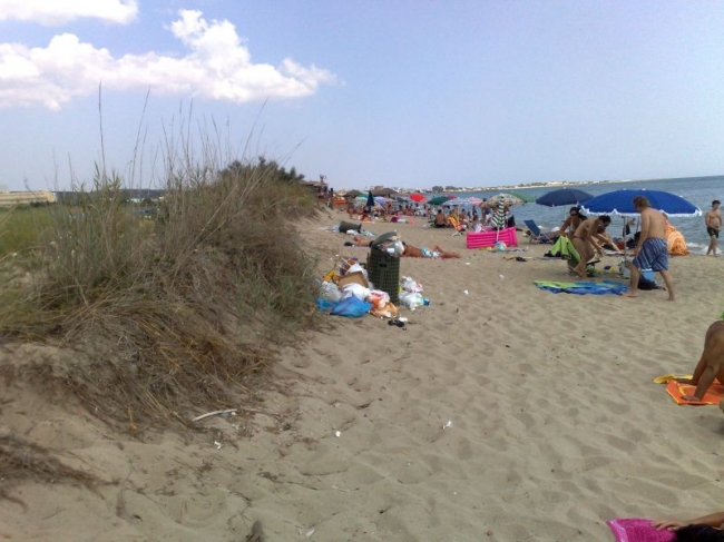 Torre Mozza, i rifiuti non si  raccolgono a due passi dai bagnanti