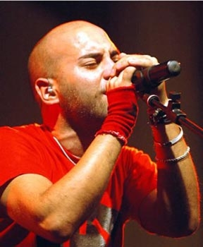 Negramaro, Sangiorgi: Operazione alle corde vocali andata alla...