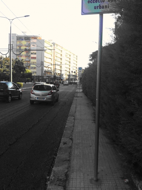 Marciapiedi a Lecce: solo per  magri e senza carrozzine