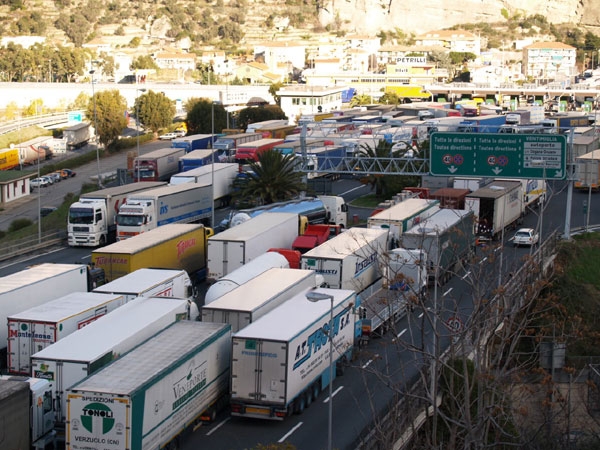 Caro gasolio: decine di tir in manifestazione a Bari
