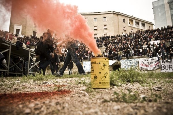 In 7000 sfilano per le strade di Lecce e occupano l'anfiteatro