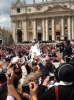 La folla accoglie calorosamente Papa Francesco